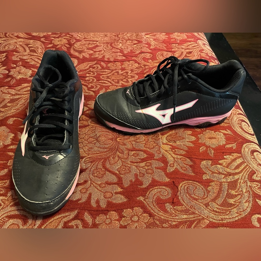 Mizuno women’s softball cleats, good condition.  Pink/black, size 5.5.